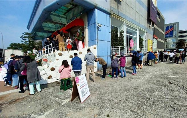 「亚尼克」台北内湖店改装开幕迎宾祭优惠，推出百份「百元生乳卷」盛大快闪活动，9点半开幕前，店面口已可看见绕了好几圈的排队人潮。(陈韵萍摄)