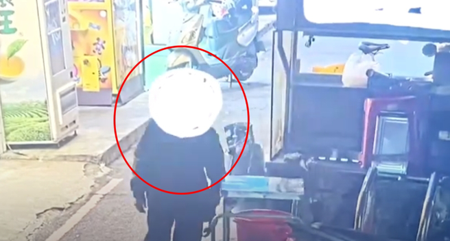 59岁通缉女窃贼，公馆商圈行窃葱油饼摊商零钱遭逮。（翻摄自影片）