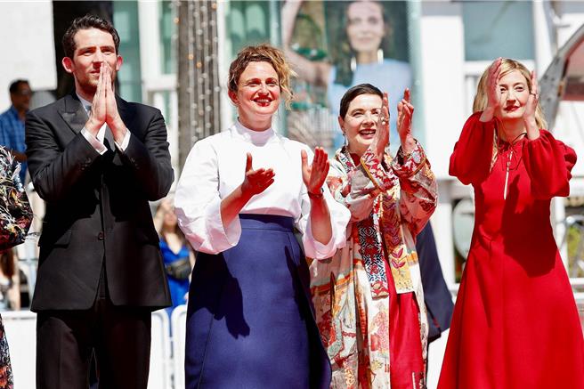 喬許奧康納（左起）、導演艾莉絲羅爾瓦雀參與的作品《盜墓奇美拉》，曾入圍坎城影展競賽片。（海鵬影業提供）