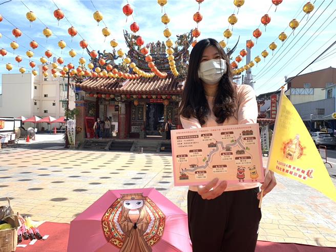 竹山鎮長陳東睦與社寮文教基金會發起舉辦「跟著社寮媽祖回娘家」萬步祈福活動，吸引了600位信眾積極參與。（馮惠宜攝）