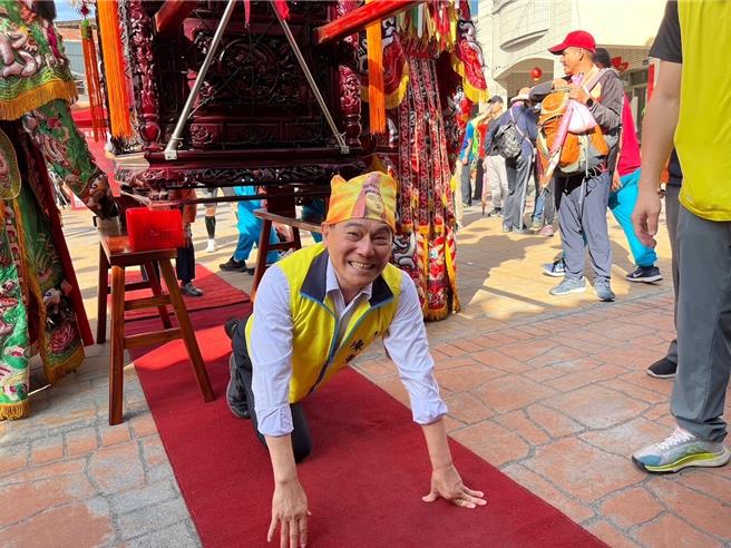 竹山鎮長陳東睦與社寮文教基金會發起舉辦「跟著社寮媽祖回娘家」萬步祈福活動，吸引了600位信眾積極參與。（竹山鎮公所提供／馮惠宜南投傳真）