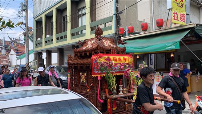 竹山鎮長陳東睦與社寮文教基金會發起舉辦「跟著社寮媽祖回娘家」萬步祈福活動，吸引了600位信眾積極參與。（馮惠宜攝）