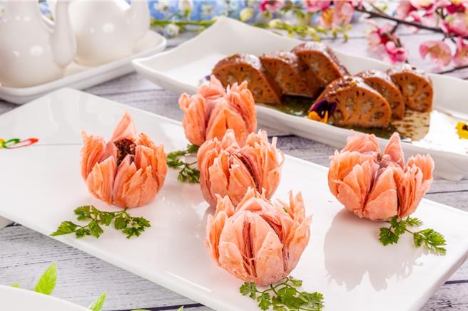 以玫瑰花瓣入餡的「玫瑰花茶酥」，造型吸睛，清甜中帶有宜人花香。（福容大飯店桃園店提供）