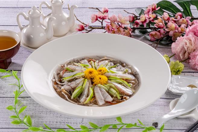 「菊花鮮魚羹」以竹圍漁港捕獲的新鮮鱸魚，加入竹笙、香菇等配料燉煮成羹，添加烏醋及畫龍點睛的菊花提味。（福容大飯店桃園店提供）