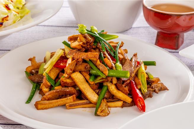 福容桃園以在地食材及多款鮮花為素材，推出「春之饗宴 花入菜」特色料理，圖片為「韭菜花小炒」。（福容大飯店桃園店提供）