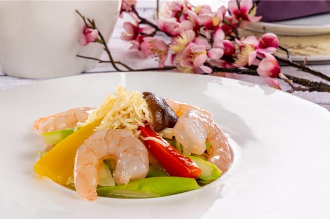 「鮮夏檳榔花」以檳榔花加入蘆筍、百合、蝦仁等食材伴炒，口感清脆、營養豐富又配色繽紛，適合春夏日享用。（福容大飯店桃園店提供）