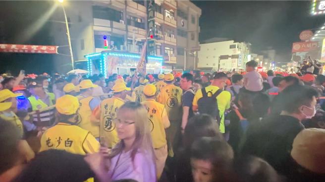 白沙屯妈祖銮轿的头旗会走在銮轿之前，看到头旗等于是銮轿，但24日头旗按往年路线转弯，数千民眾开心等钻轿脚，没想到銮轿直直走，只好原地解散。（民眾提供）