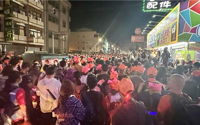 数千北港镇民及香客今（24日）凌晨几在朝天宫附近的文化路与大同路口等候妈祖銮轿要钻轿底，最后是扑空了。（民眾提供）