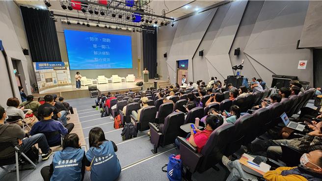 桃園市青年事務局舉辦「2024桃園市地方創生永續論壇暨永續團隊授牌儀式」，產官學地方創生菁英齊聚一堂。(桃市青年局提供／呂筱蟬桃園傳真)