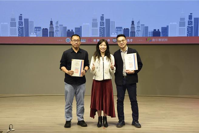 桃園市青年事務局舉辦「2024桃園市地方創生永續論壇暨永續團隊授牌儀式」，產官學地方創生菁英齊聚一堂。(桃市青年局提供／呂筱蟬桃園傳真)