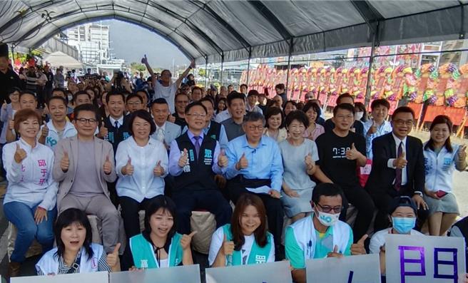 民眾黨立委張啟楷（第二排左四）今天成立服務處，黨主席柯文哲（右五）、嘉義市長黃敏惠（左三）同框。（廖素慧攝）