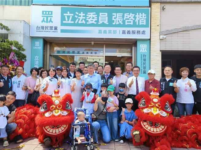 民眾黨立委張啟楷嘉義服務處今天成立，黨主席柯文哲揭幕。（廖素慧攝）