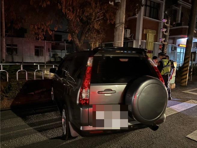 李男深夜開車疑似精神不濟，不慎撞上距離派出所大門20公尺的路邊圍牆。（警方提供／謝佳潾屏東傳真）