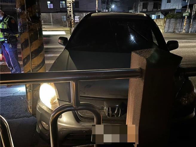李男駕車不慎撞上距離德協派出所大門20公尺的路邊圍牆。（警方提供／謝佳潾屏東傳真）