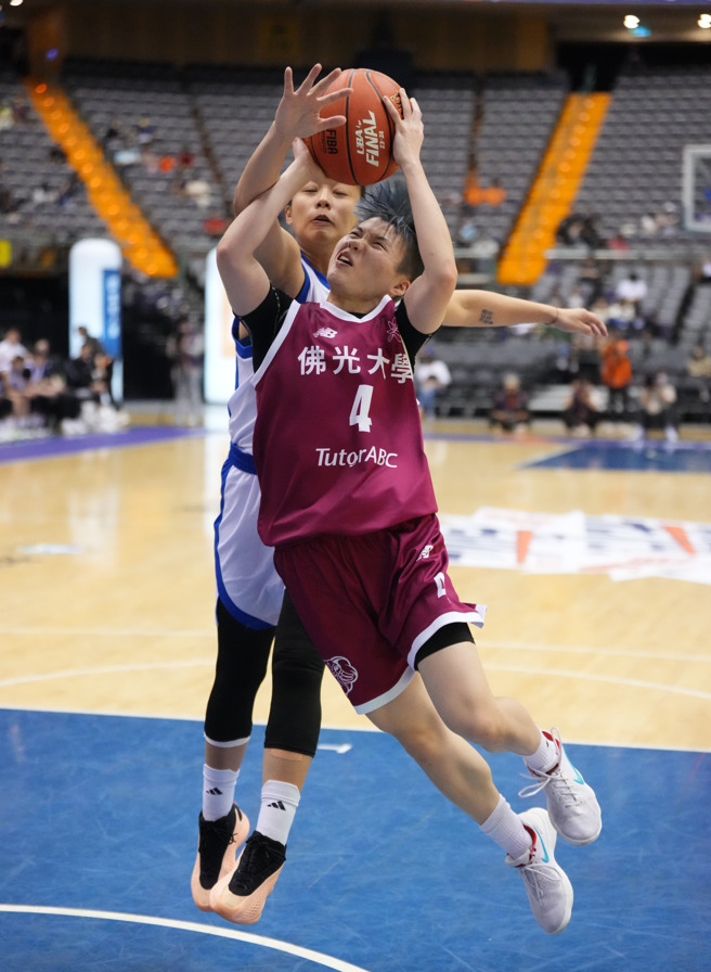 佛光大學隊長李宜樺（前）投進4顆三分球，奪下全隊最高22分。（大專體總提供）
