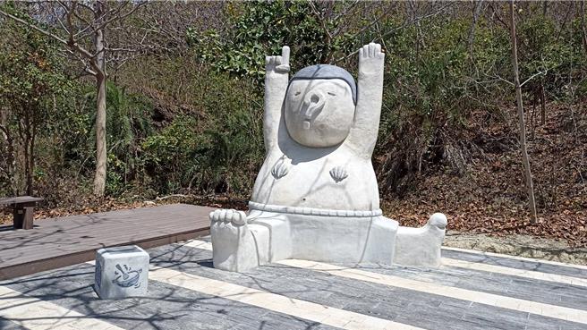 大鹏湾国家风景区管理处近期透过艺术营造计画在小琉球打造「琉行之道」，全长2公里的步道有13组大小不一的装置艺术，不仅诉说着地方故事，还成为游客打卡新热点。（谢佳潾摄）