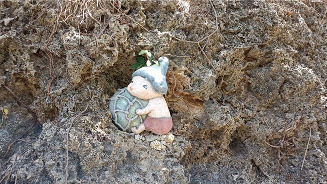 大鹏湾国家风景区管理处近期透过艺术营造计画在小琉球打造「琉行之道」，全长2公里的步道有13组大小不一的装置艺术，不仅诉说着地方故事，还成为游客打卡新热点。（谢佳潾摄）