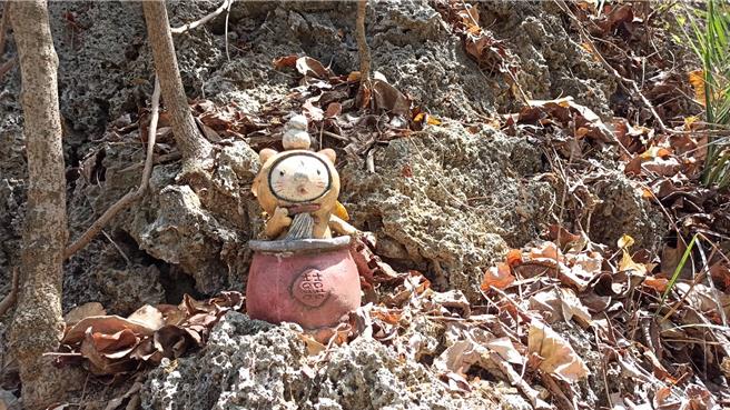 大鹏湾国家风景区管理处近期透过艺术营造计画在小琉球打造「琉行之道」，全长2公里的步道有13组大小不一的装置艺术，不仅诉说着地方故事，还成为游客打卡新热点。（谢佳潾摄）