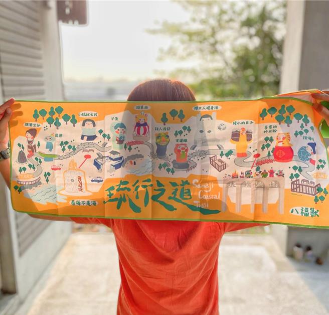 鹏管处为推广新景点特别推出「与装置艺术合照换限量毛巾」的活动，而毛巾就是「琉行之道」的缩小版地图，一推出后询问度爆表。（鹏管处提供／谢佳潾屏东传真）