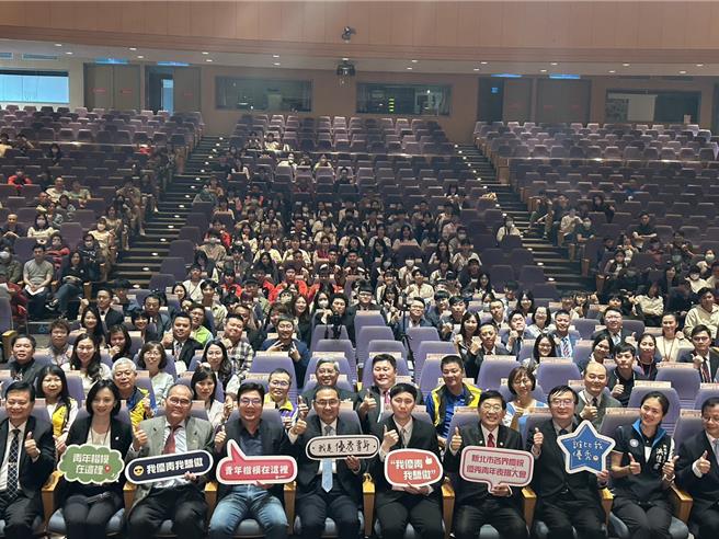 新北市长侯友宜今（24）日突现身出席「新北市113年青年节优秀青年表扬大会」鼓励今日获奖的126位青年。（刘玮晴摄）