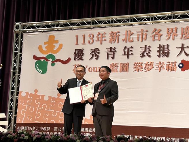 新北市长侯友宜今（24）日颁发社会优秀青年代表当选证书予以中华民国身障身障棒垒协会理事长潘玮杰。（刘玮晴摄）