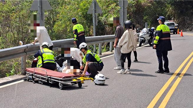數名男女昨騎機車到台8線中橫公路兜風，18歲李姓女子行經166公里處時，不慎自撞護欄，手機因此遺失，同行19歲詹姓男子當天返回現場尋找時，不慎與遊覽車對撞，造成腹部流血，所幸送醫後無生命危險。（民眾提供／羅亦晽花蓮傳真）
