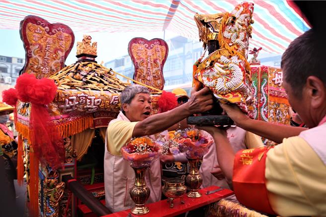 百年古蹟高雄旗山天后宮4年1次的媽祖平安巡境活動，將於4月9日至14日展開為期6天，規畫逾120處的爐敬供信眾祈福，首日巡境範圍以旗山東區為主，並開放信眾鑽轎腳讓媽祖加持賜福。（旗山天后宮提供／林雅惠高雄傳真）