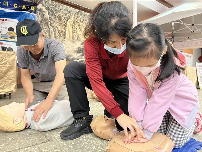 迴龙分队24日在光启高中进行清明防灾宣导活动，以防灾知识闯关活动加强大眾们对于防火防灾的意识。(消防提供／蔡依珍桃园传真)