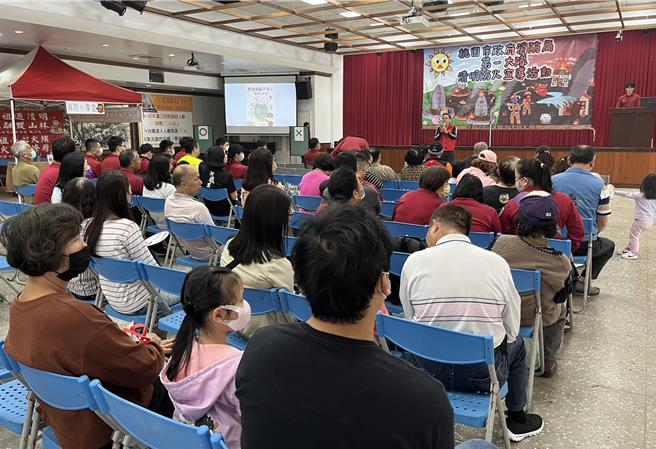 迴龙分队24日在光启高中进行清明防灾宣导活动，以防灾知识闯关活动加强大眾们对于防火防灾的意识。(消防提供／蔡依珍桃园传真)