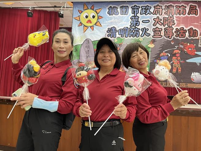 迴龙分队24日在光启高中进行清明防灾宣导活动，以防灾知识闯关活动加强大眾们对于防火防灾的意识。(消防提供／蔡依珍桃园传真)