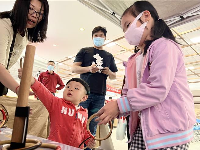 迴龙分队24日在光启高中进行清明防灾宣导活动，以防灾知识闯关活动加强大眾们对于防火防灾的意识。(消防提供／蔡依珍桃园传真)