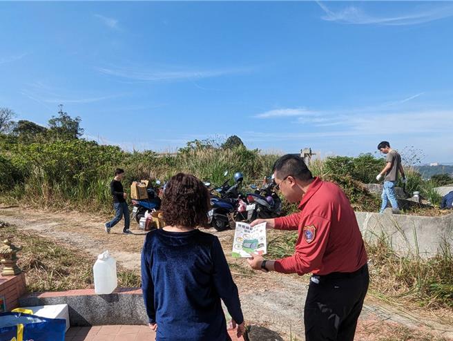 清明节将至，为防范墓地火灾，桃园市大溪消防分队提醒民眾清明扫墓注意事项。（大溪消防分队提供／吕筱蝉桃园传真）