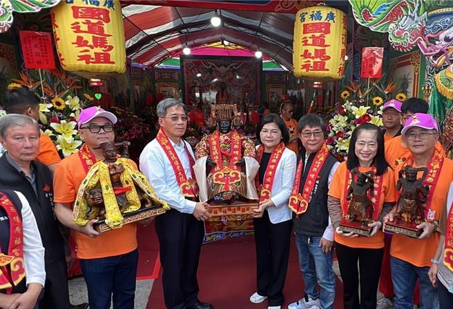 西螺福興宮「老大媽」今年第11年上國道為駕駛族賜福，雲林縣長張麗善（前排右四）、高速公路局長趙興華（右五）迎駕。（周麗蘭攝）
