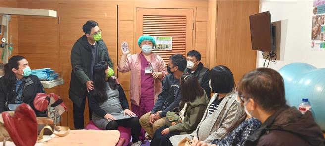 醫護人員詳細說明減痛方式。（亞東醫院提供）