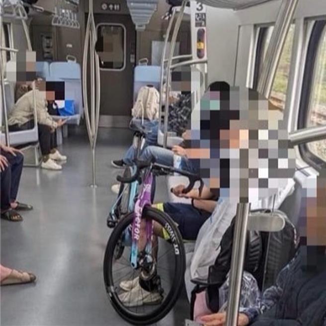 眼尖的车友在火车上发现失窃的公路车及车轮组。（台东县警察分局提供／萧嘉蕙台东传真）