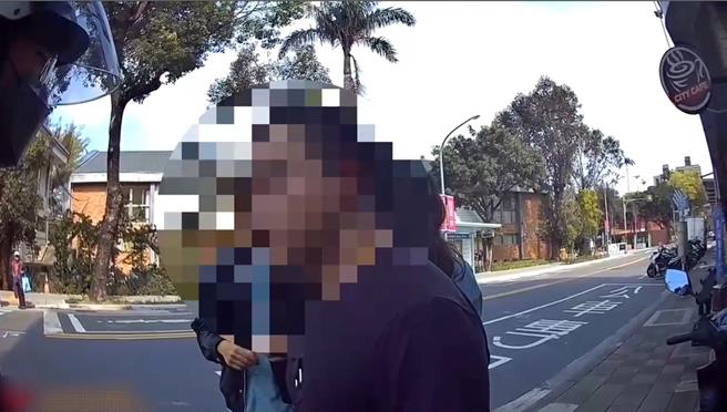 警方詢問被害人案發情況，並協助送醫。（新北市蘆洲警分局提供／呂健豪新北傳真）