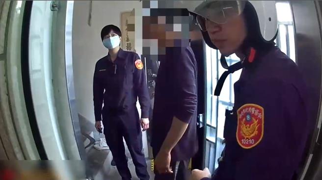 警方前往黃姓男子住處將其逮補，訊後依傷害罪嫌移送。（新北市蘆洲警分局提供／呂健豪新北傳真）