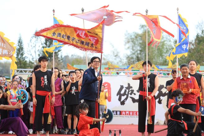 全国创意宋江阵头大赛，高雄市长陈其迈亲自颁发冠军旗及王者之玺。（图／高雄市观光局提供）