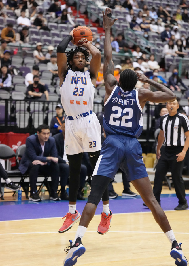 虎尾科大喬納森（左）貢獻26分、30籃板，助隊收下112學年UBA公開男一級季軍。（大專體總提供）