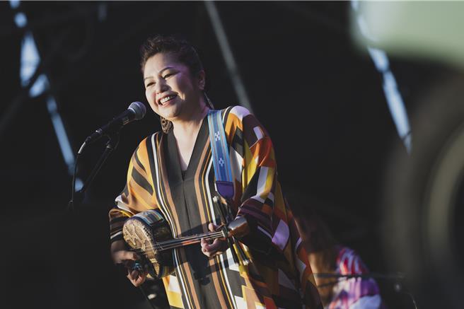 夏川里美彈著日本傳統樂器「三味線」開唱。（寬寬整合行銷提供）