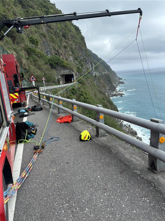 有民眾今中午报案指苏花公路和清隧道100米深边坡疑有人受困，花莲县消防局派遣车组前往救援，架设绳索接触患者时，人却已明显死亡。（花莲县消防局提供／罗亦晽花莲传真）