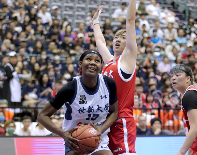112學年度UBA大專籃球聯賽公開女一級冠軍戰24日在台北小巨蛋開打，世新大學吉芙（左）在禁區發揮實力，上半場個人就拿下22分。（黃世麒攝）