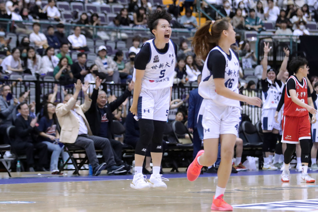 112學年度UBA大專籃球聯賽公開女一級冠軍戰24日在台北小巨蛋開打，世新大學邱群琋投進3分球，興奮地大吼。（黃世麒攝）