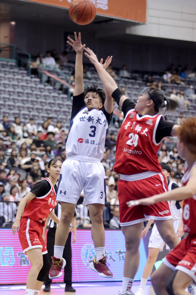 112學年度UBA大專籃球聯賽公開女一級冠軍戰24日在台北小巨蛋開打，世新大學宋瑞蓁（中）在對手防守下跳投。（黃世麒攝）