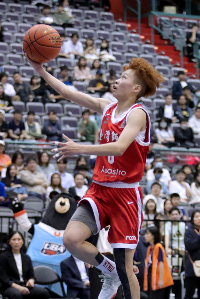 112學年度UBA大專籃球聯賽公開女一級冠軍戰24日在台北小巨蛋開打，台灣師大湯書淳帶球快攻上籃。（黃世麒攝）