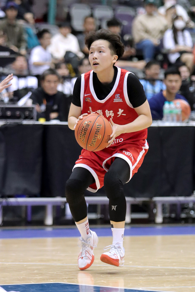 112學年度UBA大專籃球聯賽公開女一級冠軍戰24日在台北小巨蛋開打，台灣師大林佳蓉持球伺機進攻。（黃世麒攝）