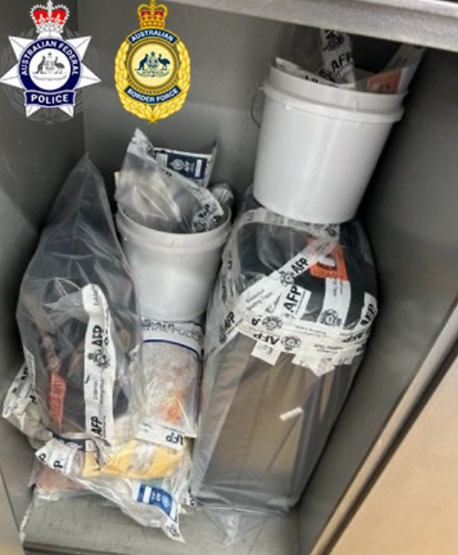 27歲台灣籍男子在隨身行李、托運行李中夾帶21.2公斤安非他命闖澳洲雪梨機場海關。（澳洲聯邦警局提供）