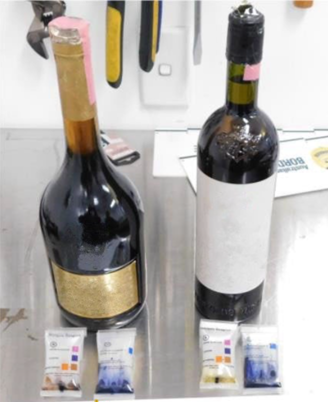 嫌犯將安非他命藏於紅酒瓶中。（澳洲聯邦警局提供）