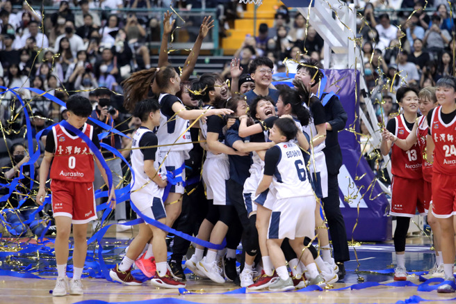 112學年度UBA大專籃球聯賽公開女一級冠軍戰24日在台北小巨蛋開打，世新大學以83比71擊敗台灣師大，奪冠後世新的球員衝進場內慶祝。（黃世麒攝）