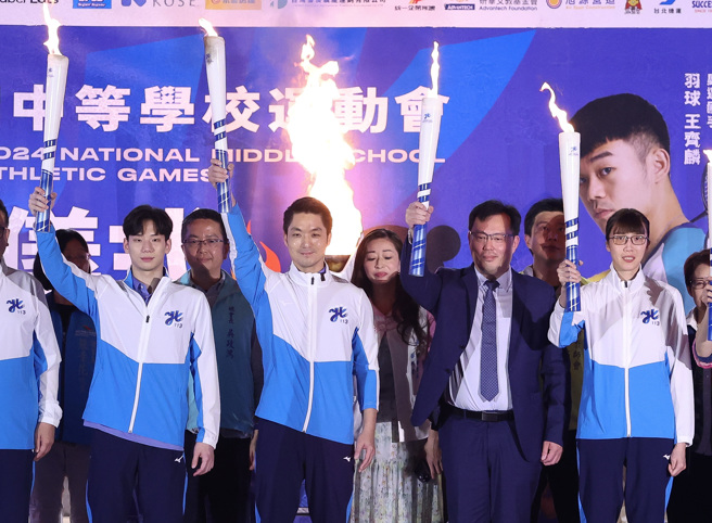 台北市睽違12年後再次主辦113年全中運，台北市長蔣萬安（左二）、體育署署長鄭世忠（右二）及擔任本屆賽會代言人運動員王冠閎（左）、黃筱雯（右）24日一同完成全國中等學校運動會聖火啟動儀式。（陳俊吉攝）
